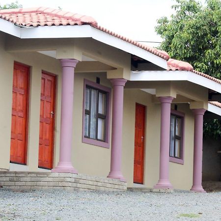 Mbopha Guest House Ulundi Екстер'єр фото